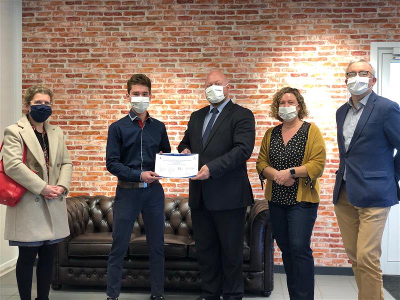 Premier prix : Victor Daviaud du lycée Sacré-Cœur de Reims. De gauche à droite : Madame Daviaud, Victor Daviaud, Monsieur Marlat (chef d'établissement), Madame Beauvais (professeure de Mathématiques), Monsieur Braidy (responsable des premières et terminales)