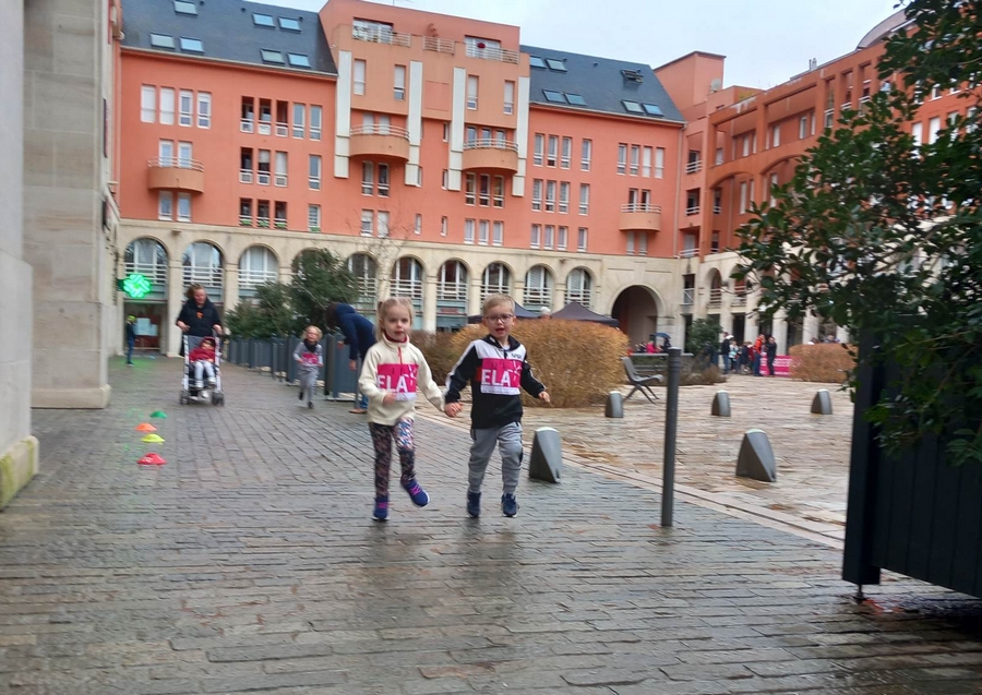 enfant courant dans une rue