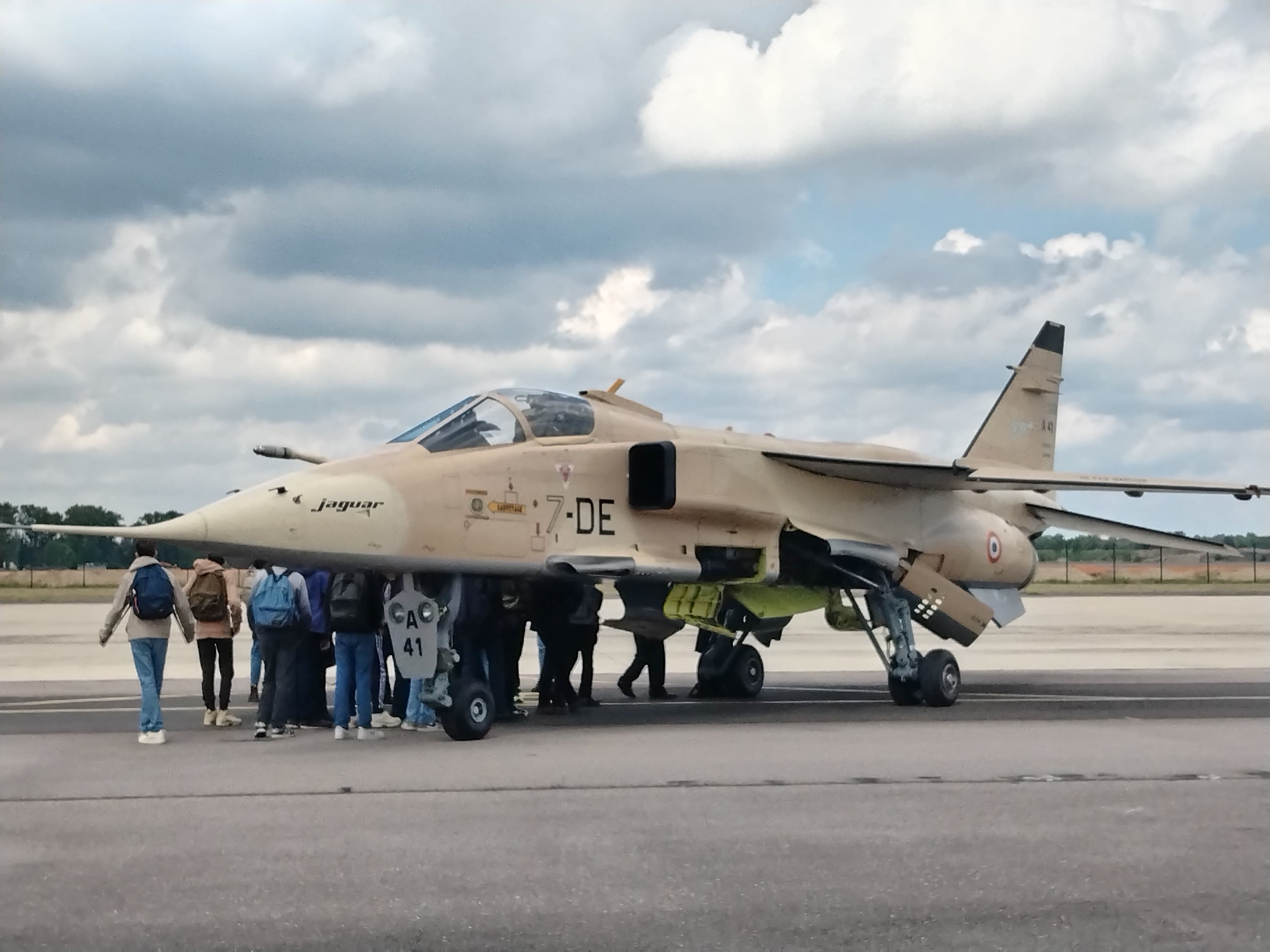 Des élèves de troisième de Brienne-le-Château visitent la base aérienne ...