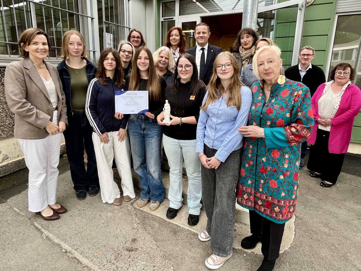 Cérémonie de remise du Prix Concours national de la médiation 2026 au collège Blanc Marais de Rimogne - prix et statue