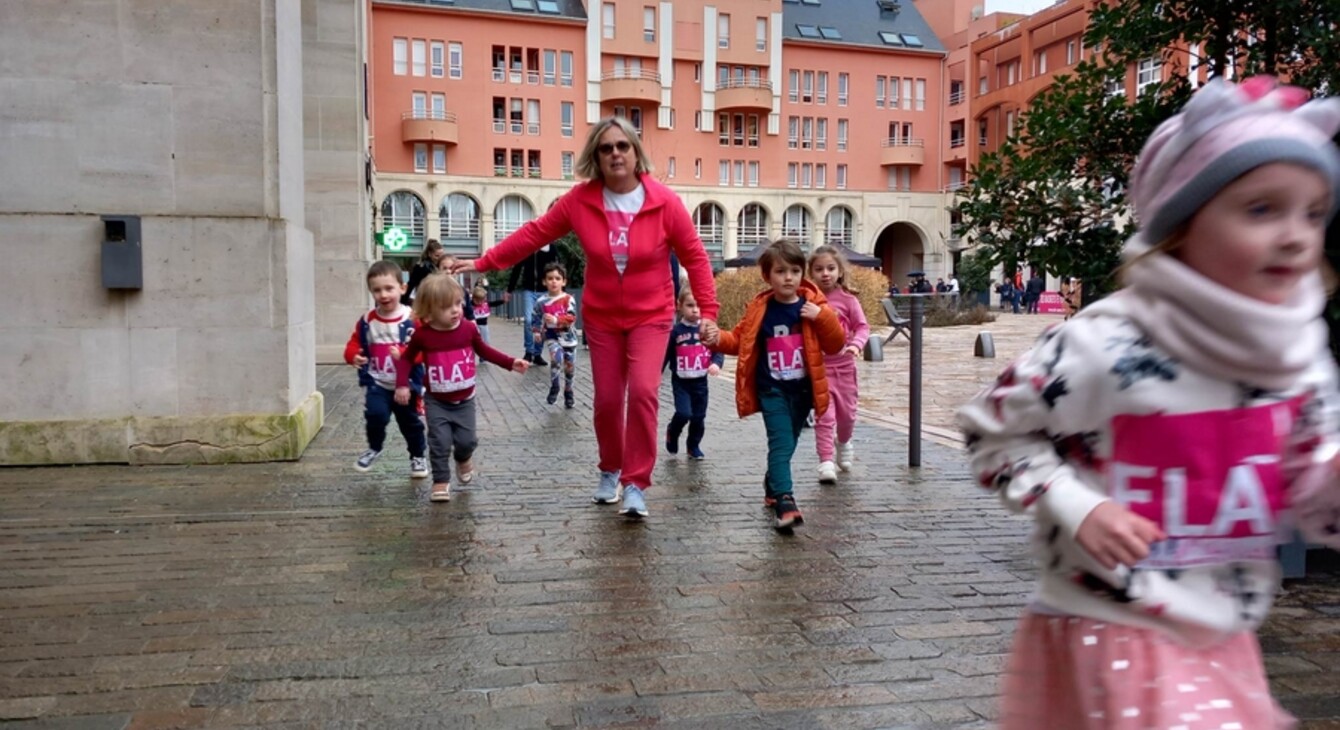 enfants courant dans une rue 