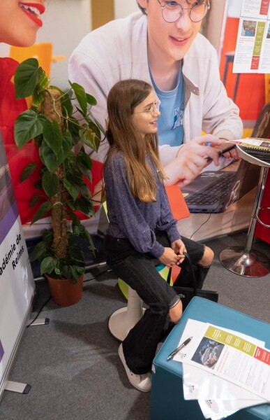 élève assise sur un tabouret