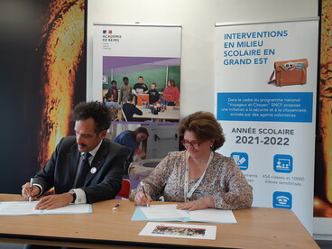 Signature de la convention entre l’académie de Reims représentée par le recteur Olivier Brandouy et la SNC représentée par la directrice régionale TER Grand Est.