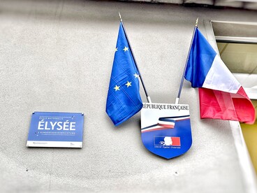 pose-plaque-elysee2020