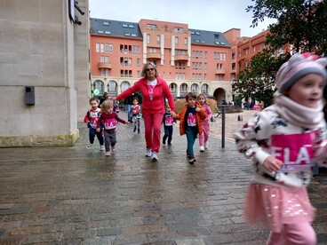 enfants courant dans une rue 